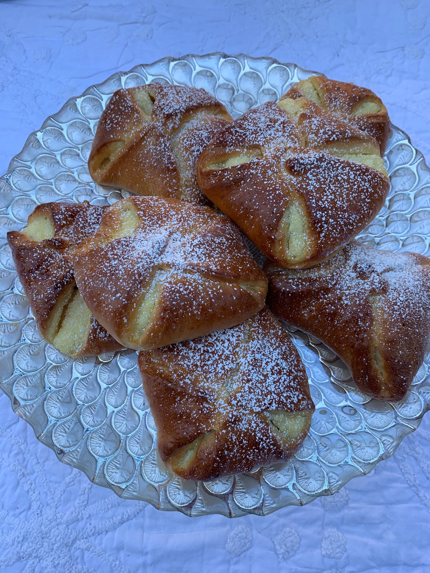 Cheese Danish/ Poale’n Brâu/ Brânzoaice